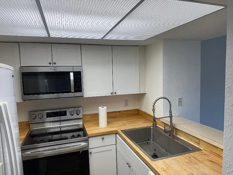 1531 SE Royal Green Cir #106 — Photo 2