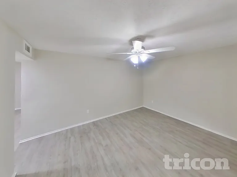 3221 Edgebrook Dr — Photo 3