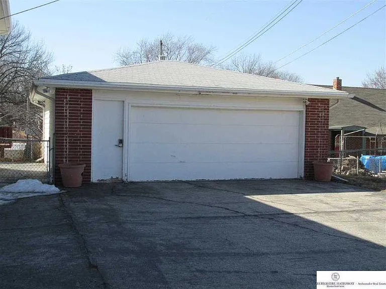 7402 Schuyler Dr — Photo 4