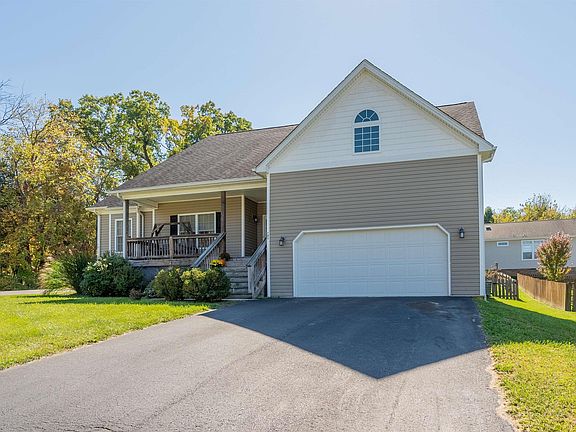 3rd image of 905 Crosscreek Dr