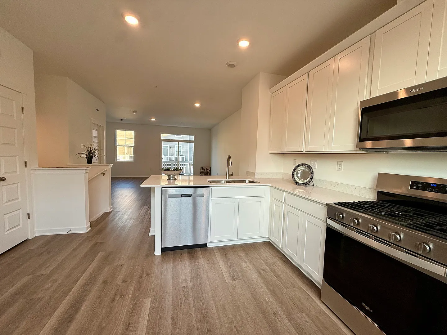 3 bed, 2.5 bath, 1630 sqft, $3,200 — Photo 2