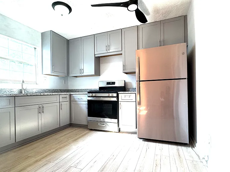 1040 Greenwood Ave NE #9 — Photo 1
