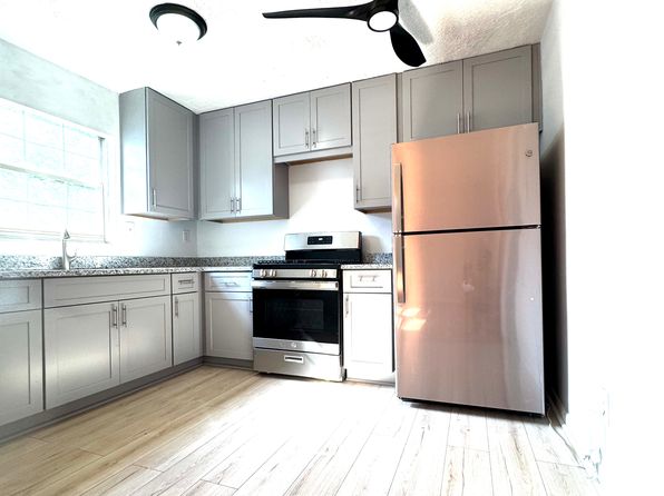 1040 Greenwood Ave NE #9