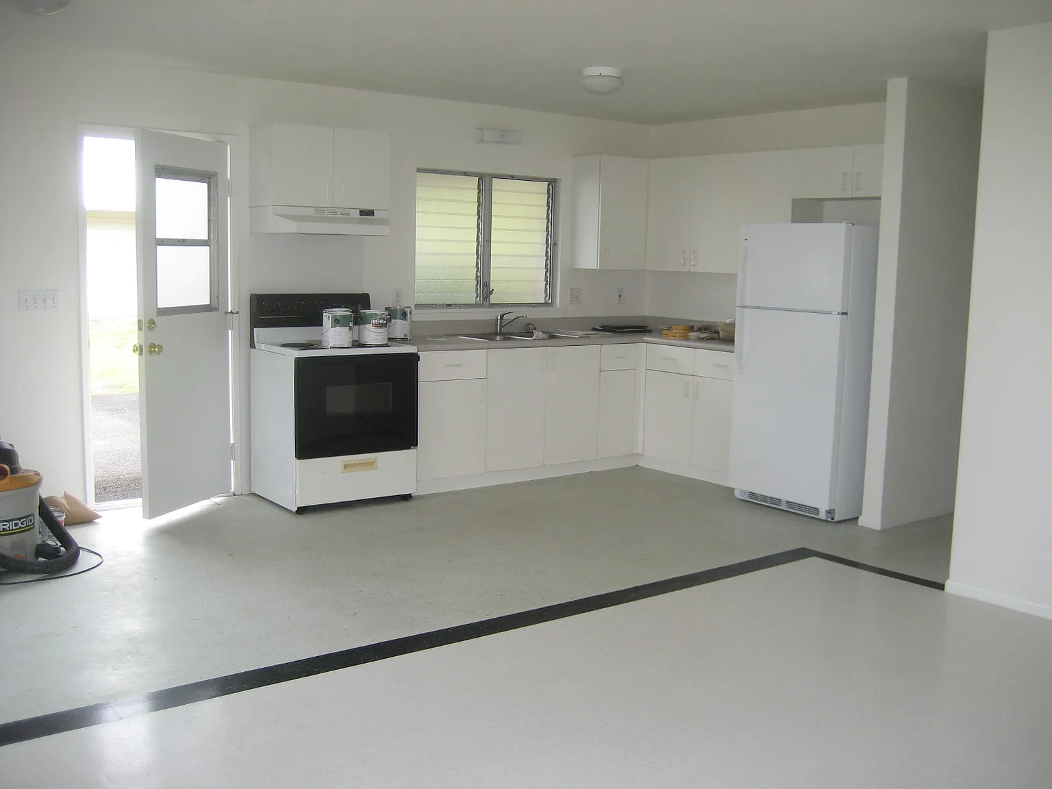 3 bed, 880 sqft, $2,100 — Photo 3