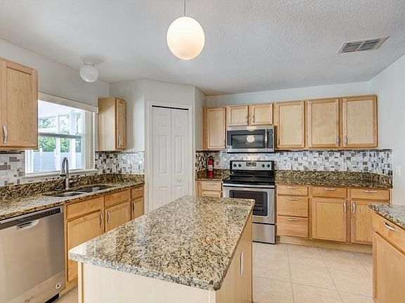4th image of 31736 Parkdale Dr