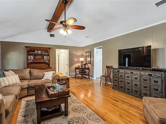 5th image of 105 Hacienda Dr