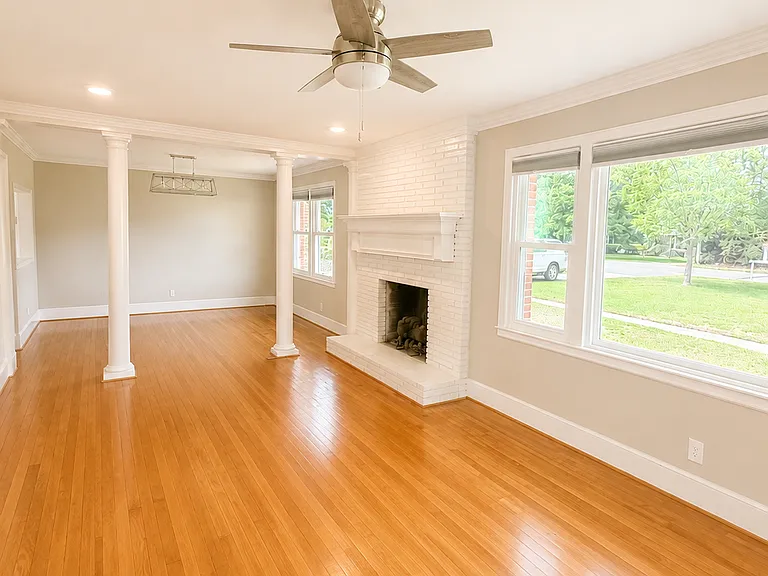 250 Castle Dr — Photo 3