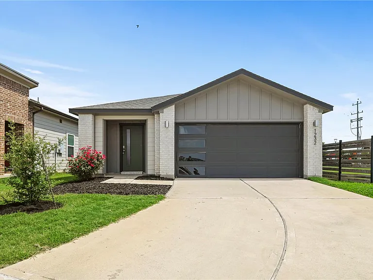 1232 Amistad Loop — Photo 1