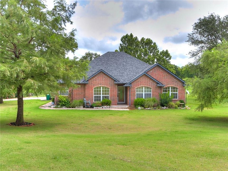 1st image of 845 Oaklawn Dr