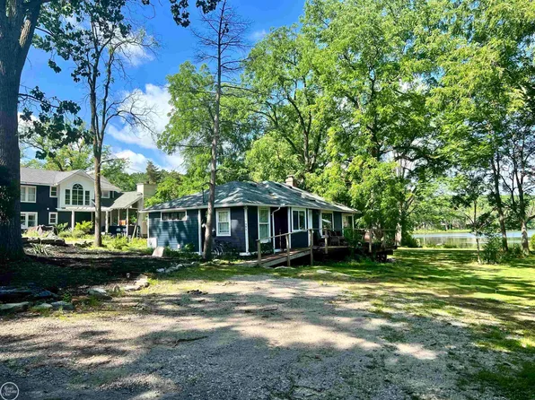 4995 Lockhart St, West Bloomfield, MI 48323