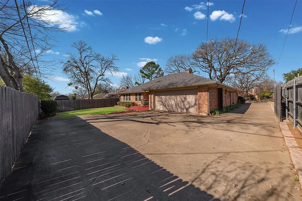 3 bed, 2.5 bath, 2507 sqft, $2,500 — Photo 3