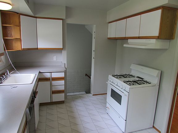 4th image of 32451 Alvin St
