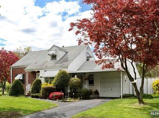 395 Oak Ave, River Edge, NJ 07661