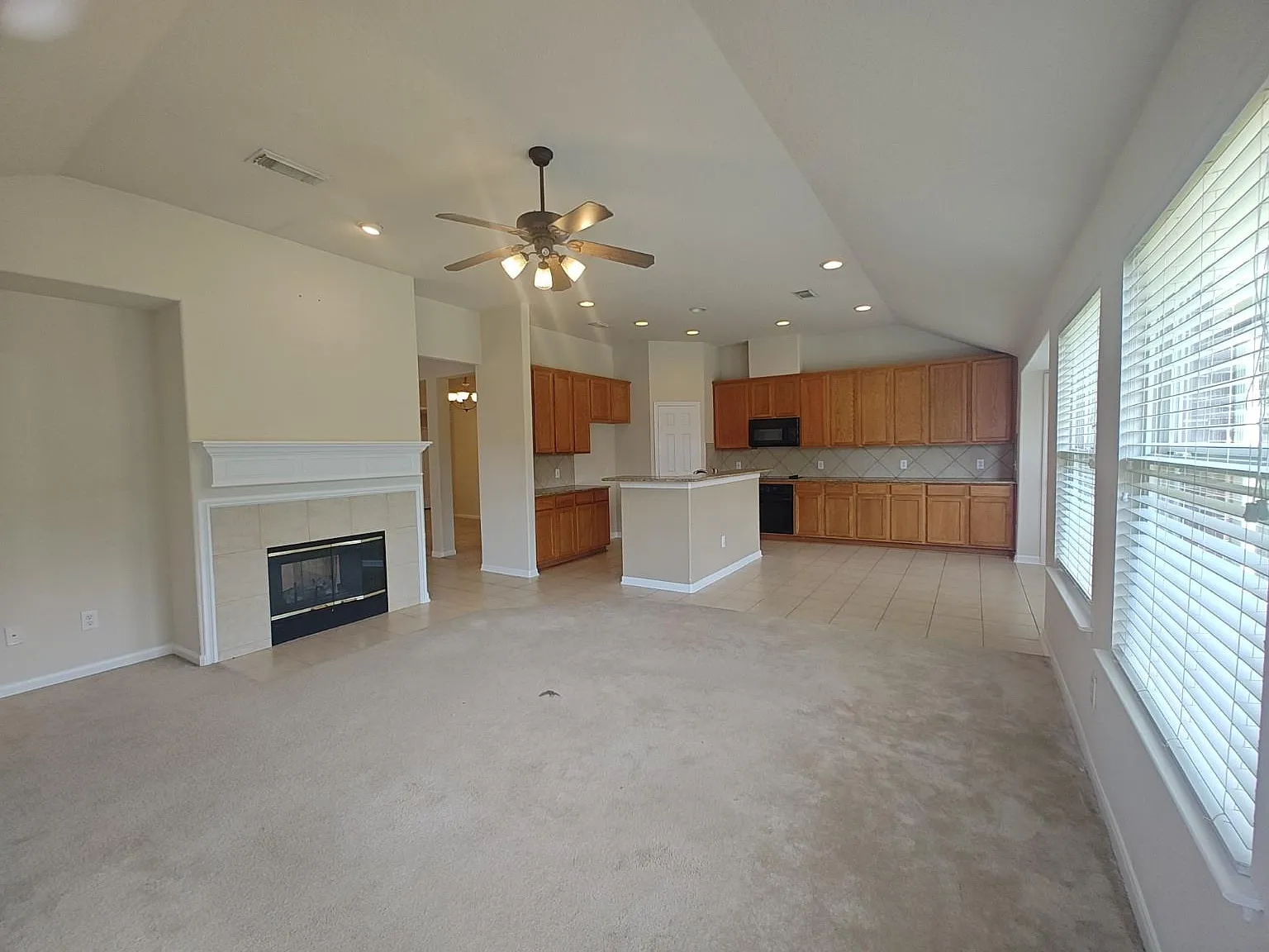 4 bed, 2.5 bath, 2100 sqft, $2,400 — Photo 4