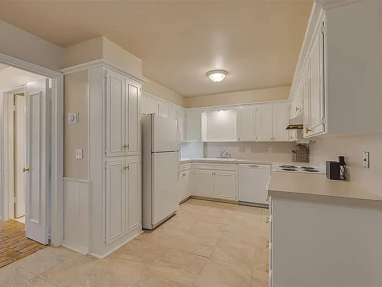 3057 W Wilshire Blvd — Photo 10