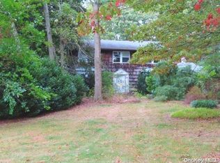 19 Cedar Ridge Ln, Dix Hills, NY 11746