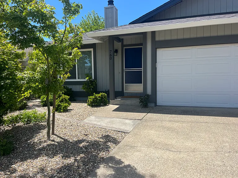 760 Bowen Ct — Photo 2