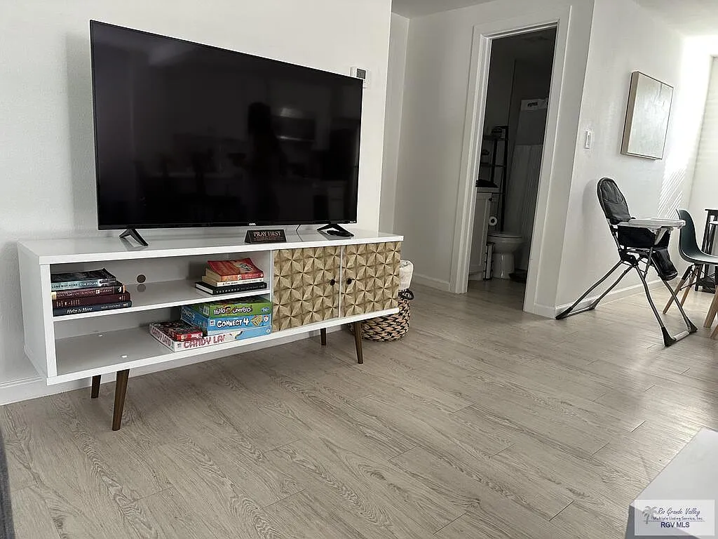 2 bed, 2.0 bath, 900 sqft, $1,950 — Photo 2