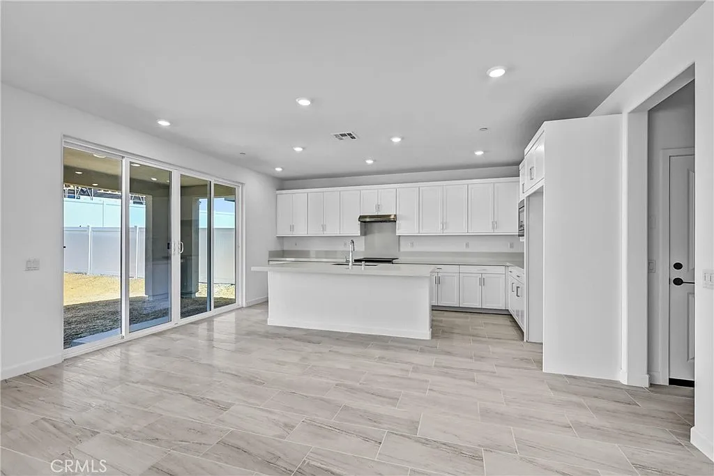 4 bed, 3.5 bath, 3257 sqft, $5,900 — Photo 4