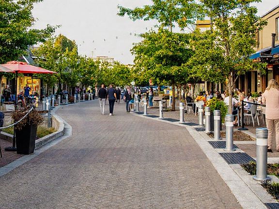Nearby Shops and Restaurants