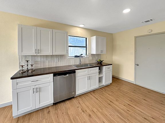 3rd image of 1837 La Mesa Ln