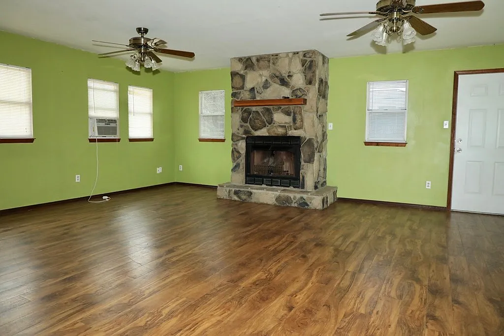 3 bed, 2.0 bath, 2164 sqft, $2,100 — Photo 3