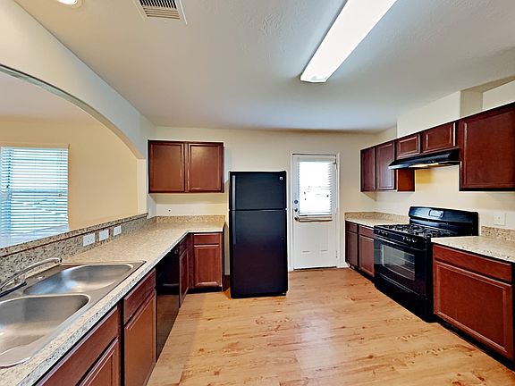 5th image of 18815 Dennington Dr