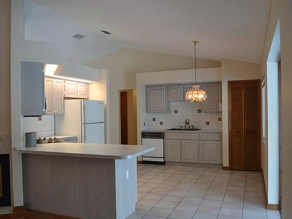 5th image of 16118 Hillside Cir