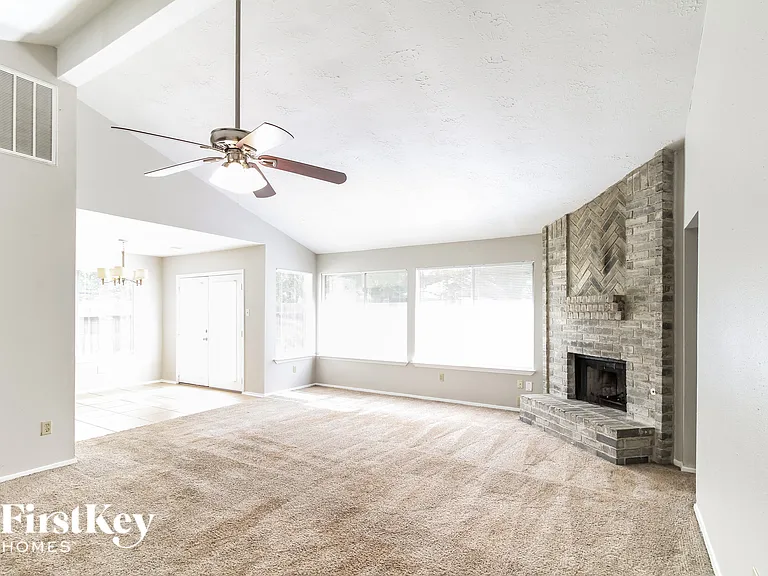 1023 Huntington Dr — Photo 4