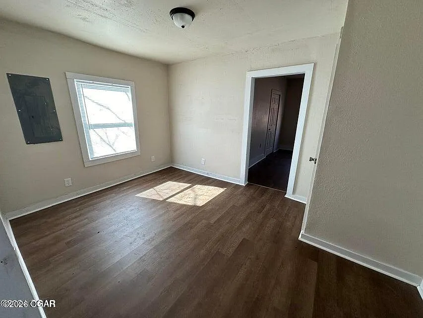 3 bed, 1.0 bath, 836 sqft, $850 — Photo 2