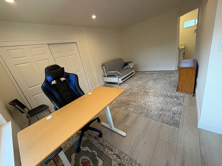 Guest bedroom with en-suite bathroom
