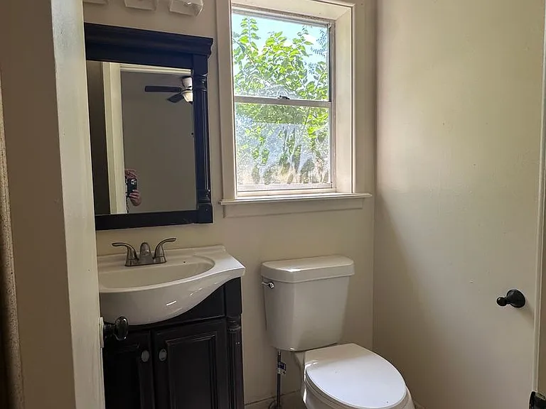 825 Crestview Dr — Photo 3