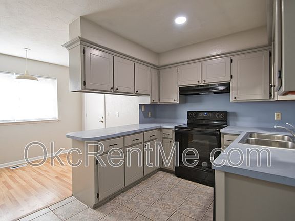 3rd image of 126 NE 11th St