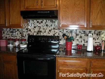 1 row of cabinets of 3 in kithen
						:
						Elec Glass top stove with self-cleaning oven & lighted exhaust fan above