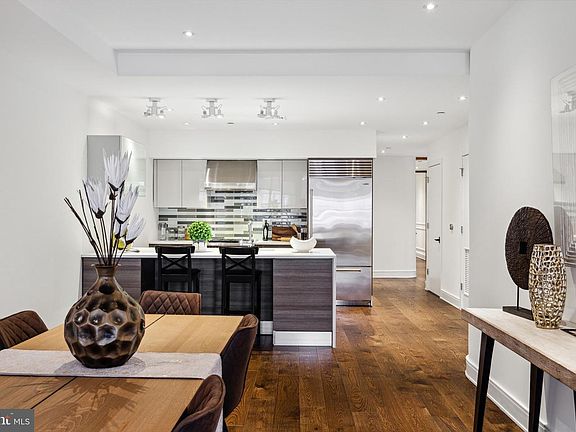 4th image of 233 Chestnut St APT 4