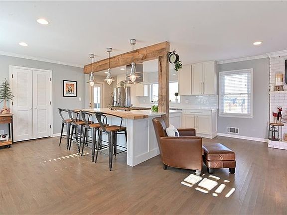 3rd image of 3720 Hickory Cir SE