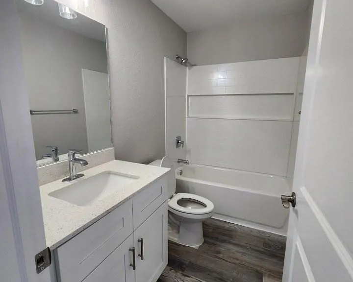 202 NW 25th Pl — Photo 12