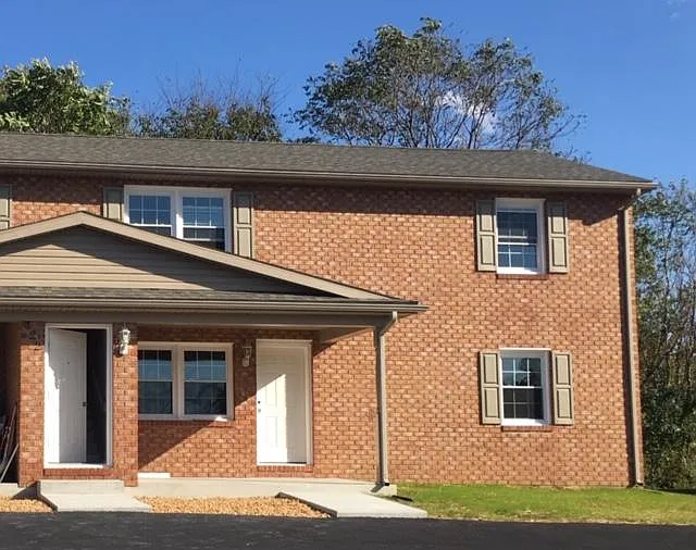 322 Pendleton Dr — Photo 3