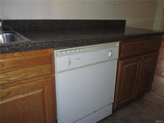 3rd image of 101 Carpenter Ave APT B7