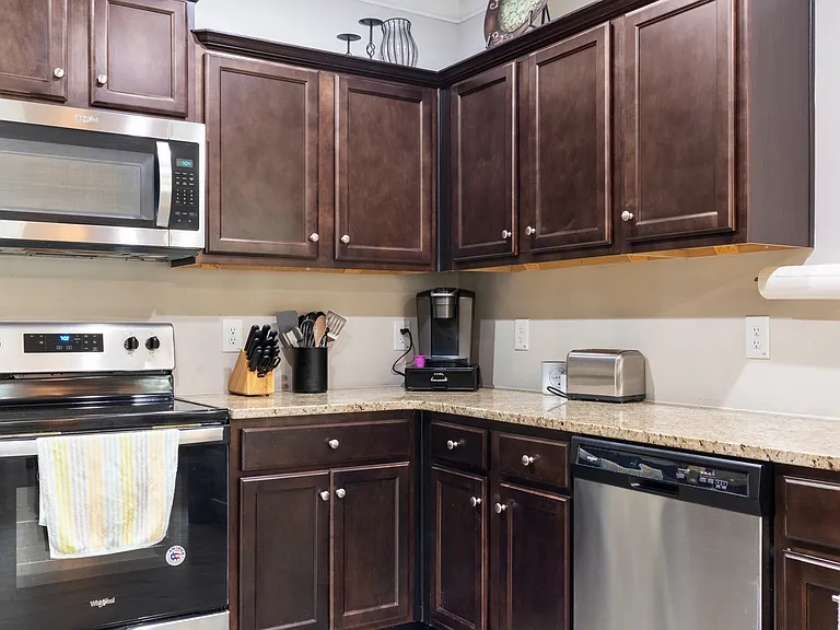 1289 Towne Square Ct — Photo 10