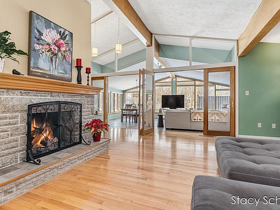 5th image of 210 Brewer Dr S