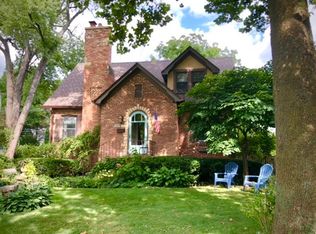 415 S Gables Blvd, Wheaton, IL 60187