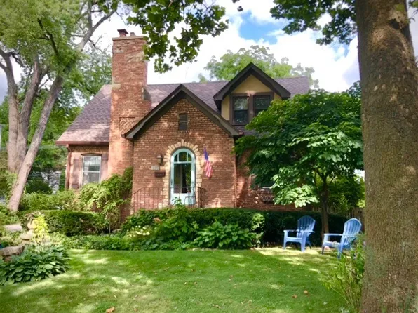 415 S Gables Blvd, Wheaton, IL 60187