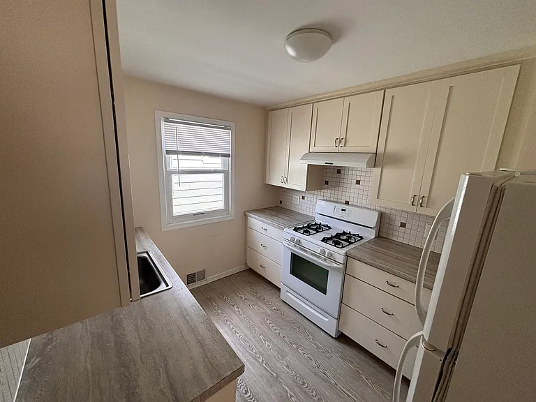 230 Saint Lawrence Ave #2 — Photo 9