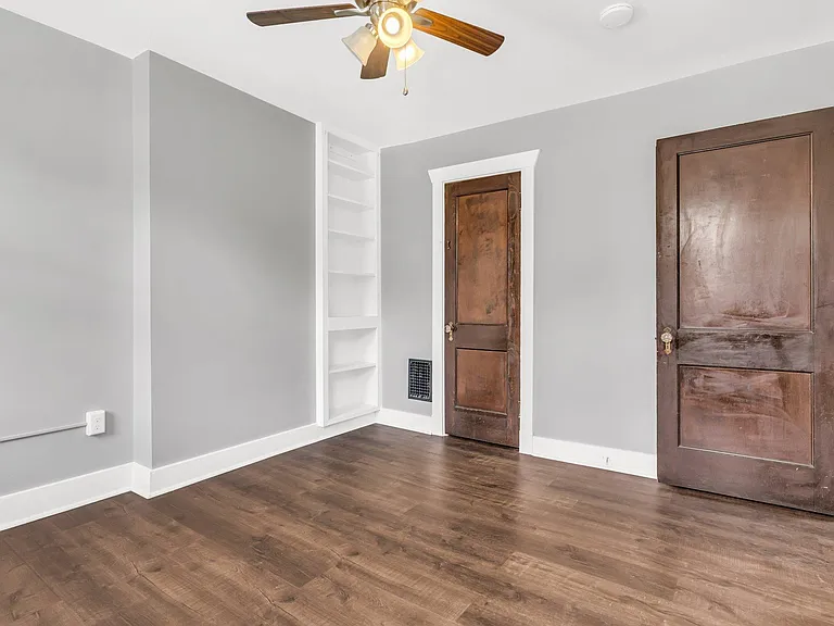 945 Mirror St — Photo 16