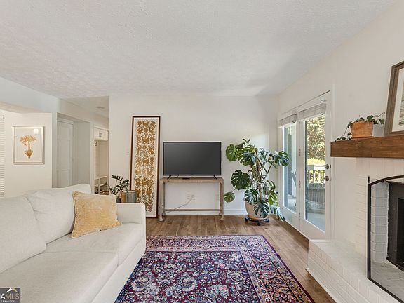 4th image of 913 Tuxworth Cir
