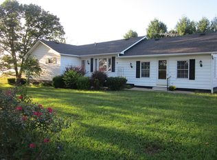 903 Circle Dr, Mc Leansboro, IL 62859