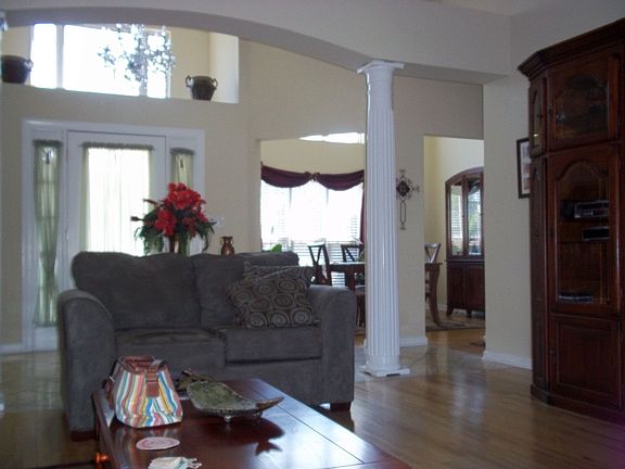 LR looking to dining Roomm