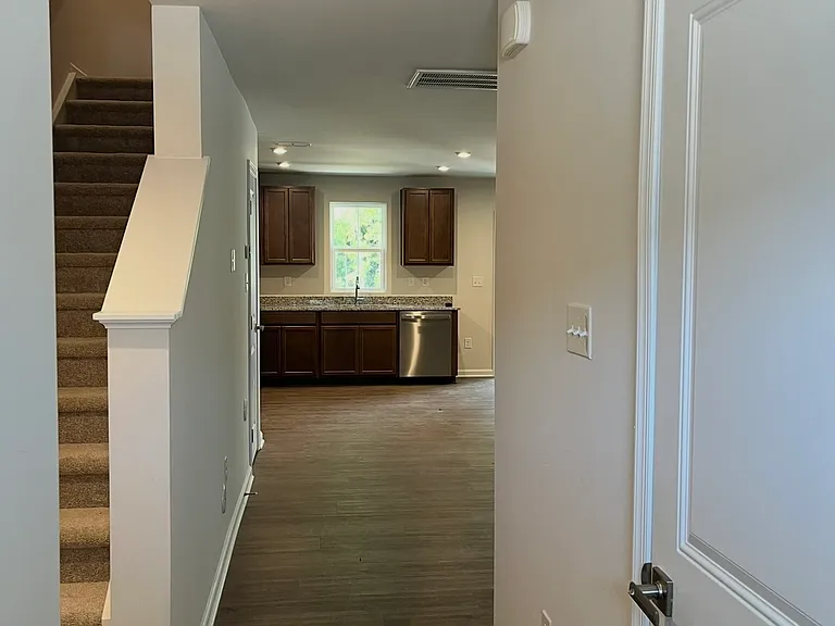 2040 Lewis Creek Cir NE — Photo 2