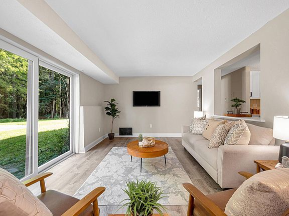 4th image of 6 Brookside Drive #4